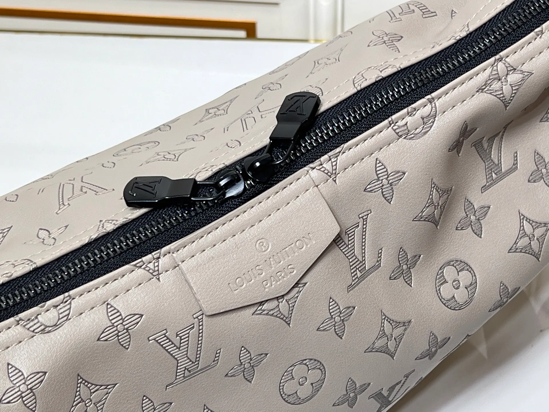 Batch 280💰Upgraded original M24468 M12850 This Hobo Hamac handbag is made of Monogram Shadow embossed cow leather to create a close-fitting design, and is equipped with a large crescent shape and an adjustable shoulder strap. The soft bag body is embossed with Monogram flowers and LV letters, and the matte texture adds a sporty feel. Dimensions: 39 x 19 x 10 (cm) ((length x height x width)