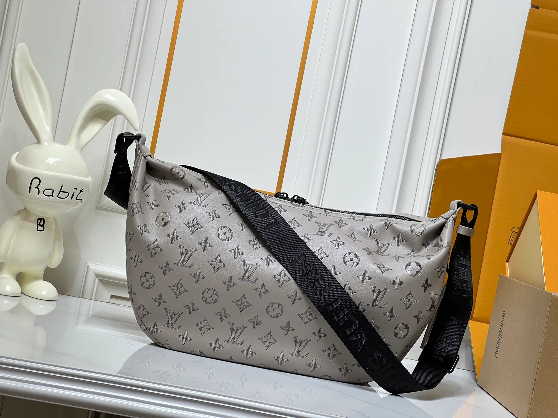 Batch 280💰Upgraded original M24468 M12850 This Hobo Hamac handbag is made of Monogram Shadow embossed cow leather to create a close-fitting design, and is equipped with a large crescent shape and an adjustable shoulder strap. The soft bag body is embossed with Monogram flowers and LV letters, and the matte texture adds a sporty feel. Dimensions: 39 x 19 x 10 (cm) ((length x height x width)