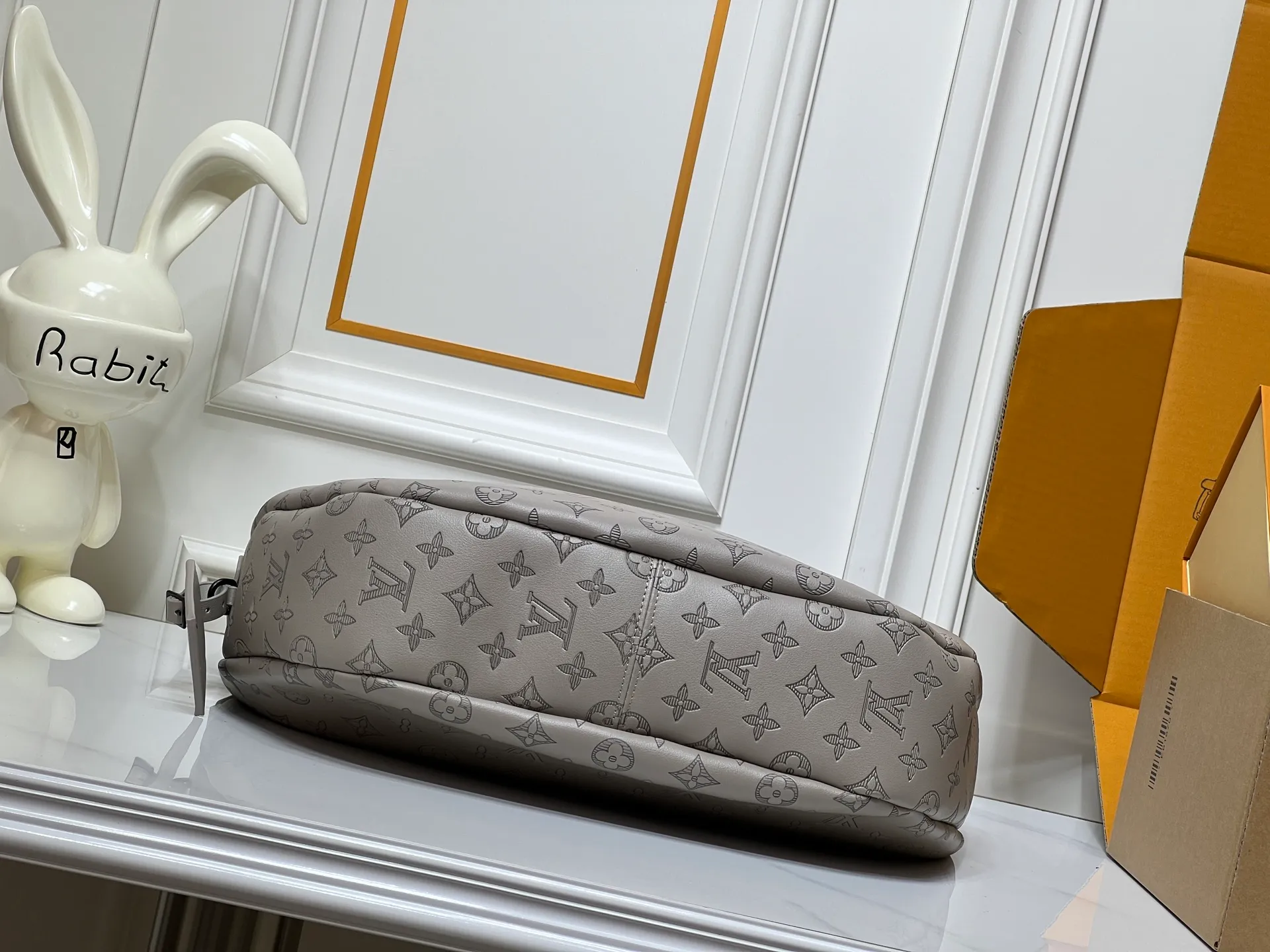 Batch 280💰Upgraded original M24468 M12850 This Hobo Hamac handbag is made of Monogram Shadow embossed cow leather to create a close-fitting design, and is equipped with a large crescent shape and an adjustable shoulder strap. The soft bag body is embossed with Monogram flowers and LV letters, and the matte texture adds a sporty feel. Dimensions: 39 x 19 x 10 (cm) ((length x height x width)