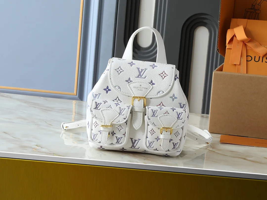 💰260💰Upgraded from the original M15113 M12987 M47074 M47072 M47106 This Backup backpack reinterprets the fresh tones of the LV Milky Way series with soft touches, using Monogram Empreinte leather with elegant metal hardware. Multiple pockets designed to easily store large wallets and travel essentials. Dimensions: 20.0 x 22.0 x 14.0 cm (length x height x width)
