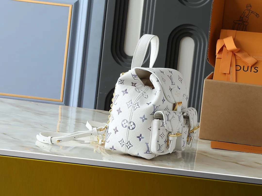 💰260💰Upgraded from the original M15113 M12987 M47074 M47072 M47106 This Backup backpack reinterprets the fresh tones of the LV Milky Way series with soft touches, using Monogram Empreinte leather with elegant metal hardware. Multiple pockets designed to easily store large wallets and travel essentials. Dimensions: 20.0 x 22.0 x 14.0 cm (length x height x width)