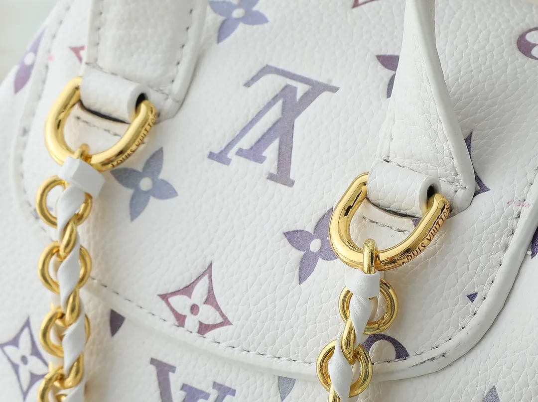 💰260💰Upgraded from the original M15113 M12987 M47074 M47072 M47106 This Backup backpack reinterprets the fresh tones of the LV Milky Way series with soft touches, using Monogram Empreinte leather with elegant metal hardware. Multiple pockets designed to easily store large wallets and travel essentials. Dimensions: 20.0 x 22.0 x 14.0 cm (length x height x width)