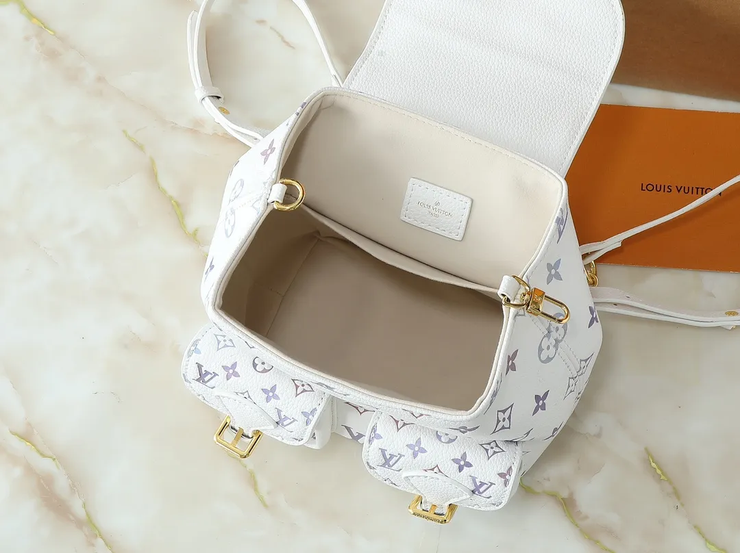 💰260💰Upgraded from the original M15113 M12987 M47074 M47072 M47106 This Backup backpack reinterprets the fresh tones of the LV Milky Way series with soft touches, using Monogram Empreinte leather with elegant metal hardware. Multiple pockets designed to easily store large wallets and travel essentials. Dimensions: 20.0 x 22.0 x 14.0 cm (length x height x width)