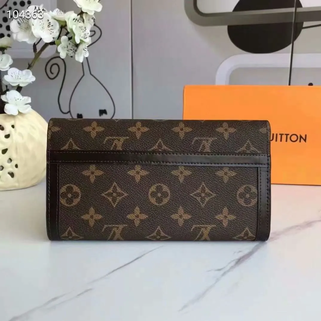 P160N60535 Material: PVC with cowhide leather Size: 21/10 Crafted from Damier Ebene canvas and decorated with the iconic S lock and rivets, this stylish Venice wallet pays homage to Louis Vuitton’s rich heritage as a luxury luggage manufacturer. Thanks to its spacious and functional interior, this model can also be used as an elegant clutch.