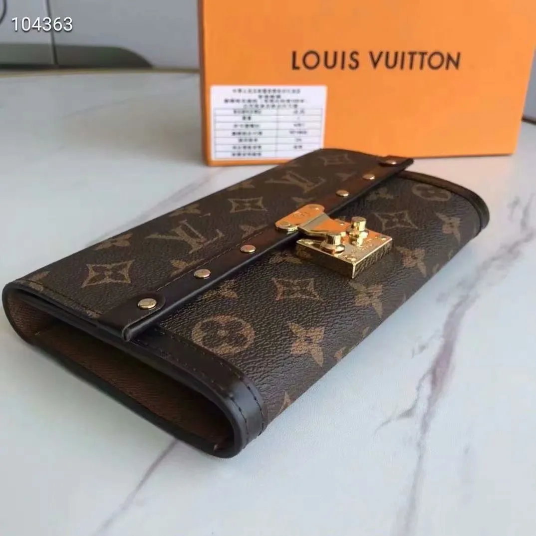 P160N60535 Material: PVC with cowhide leather Size: 21/10 Crafted from Damier Ebene canvas and decorated with the iconic S lock and rivets, this stylish Venice wallet pays homage to Louis Vuitton’s rich heritage as a luxury luggage manufacturer. Thanks to its spacious and functional interior, this model can also be used as an elegant clutch.