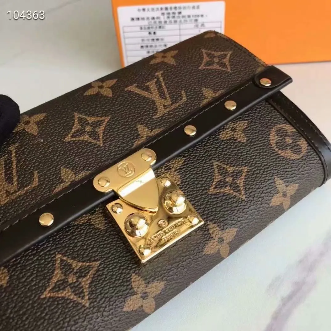 P160N60535 Material: PVC with cowhide leather Size: 21/10 Crafted from Damier Ebene canvas and decorated with the iconic S lock and rivets, this stylish Venice wallet pays homage to Louis Vuitton’s rich heritage as a luxury luggage manufacturer. Thanks to its spacious and functional interior, this model can also be used as an elegant clutch.