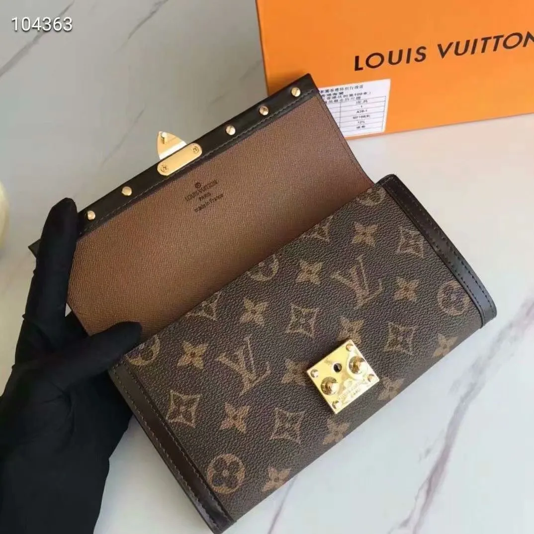 P160N60535 Material: PVC with cowhide leather Size: 21/10 Crafted from Damier Ebene canvas and decorated with the iconic S lock and rivets, this stylish Venice wallet pays homage to Louis Vuitton’s rich heritage as a luxury luggage manufacturer. Thanks to its spacious and functional interior, this model can also be used as an elegant clutch.