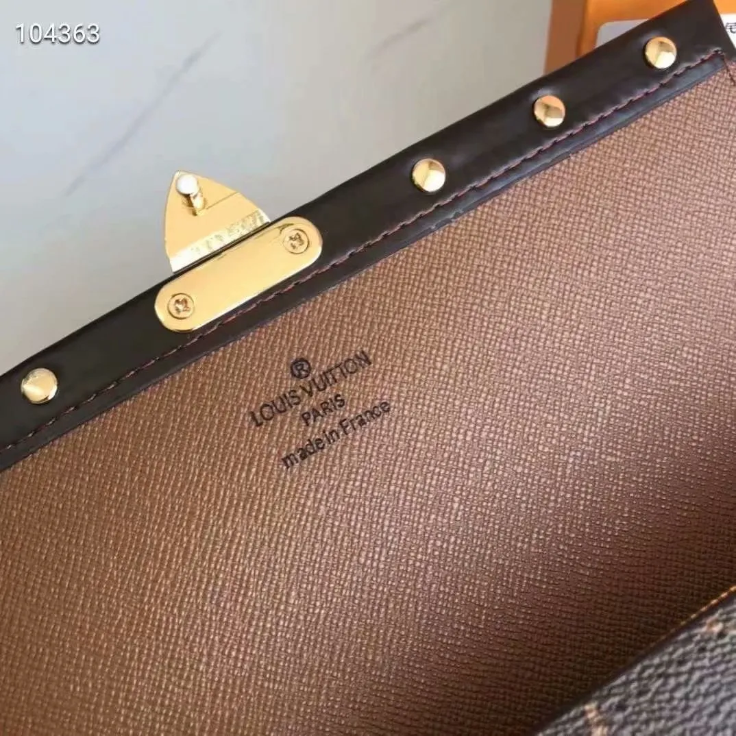 P160N60535 Material: PVC with cowhide leather Size: 21/10 Crafted from Damier Ebene canvas and decorated with the iconic S lock and rivets, this stylish Venice wallet pays homage to Louis Vuitton’s rich heritage as a luxury luggage manufacturer. Thanks to its spacious and functional interior, this model can also be used as an elegant clutch.