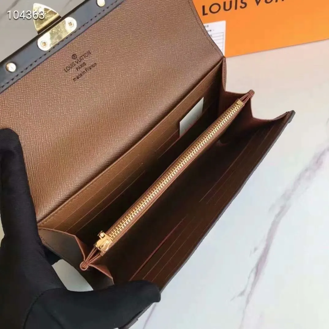 P160N60535 Material: PVC with cowhide leather Size: 21/10 Crafted from Damier Ebene canvas and decorated with the iconic S lock and rivets, this stylish Venice wallet pays homage to Louis Vuitton’s rich heritage as a luxury luggage manufacturer. Thanks to its spacious and functional interior, this model can also be used as an elegant clutch.