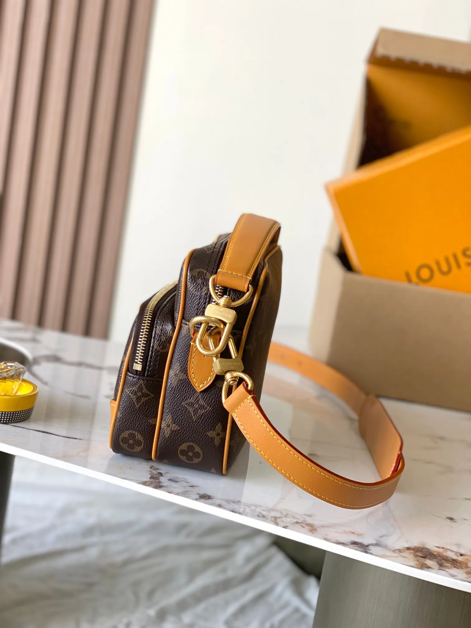 p1760 [Special grade MB163c chip version original leather] This NIL messenger bag Model: M14016 Material: Grade A all-steel hardware, imported original fabric Packaging: Full set of original duty-free MB packaging Size: 17.5*11*25CM