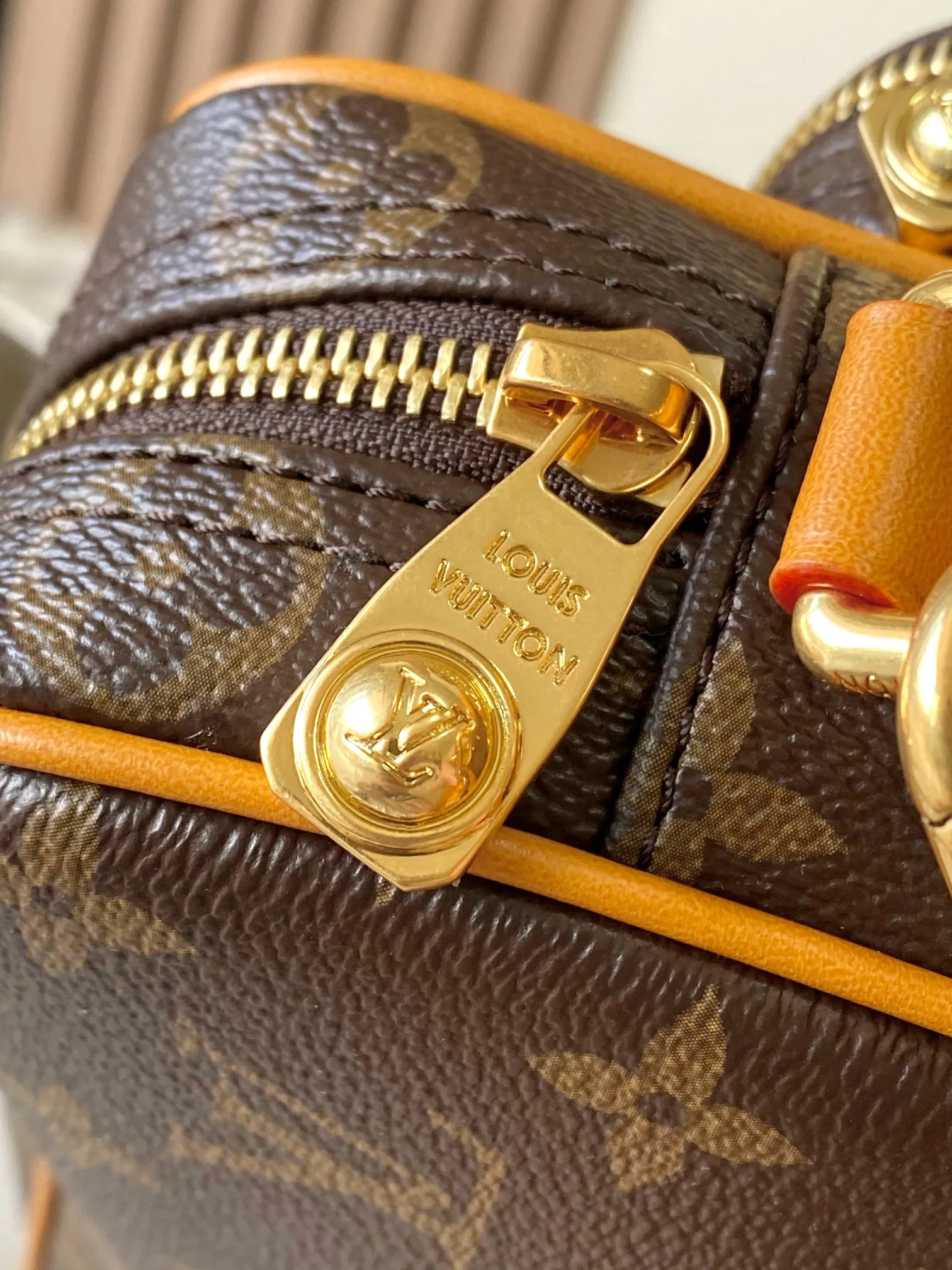 p1760 [Special grade MB163c chip version original leather] This NIL messenger bag Model: M14016 Material: Grade A all-steel hardware, imported original fabric Packaging: Full set of original duty-free MB packaging Size: 17.5*11*25CM