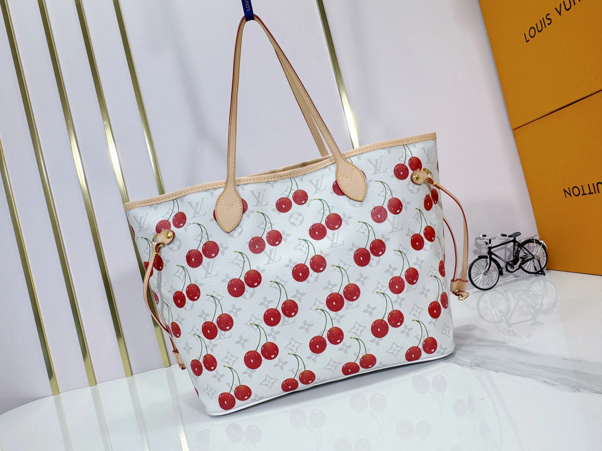 P260 Upgraded original M13758 M14210 M45686 M46649 M58907 M46329 M21579 M45685 M46676 M40995 This Neverfull medium handbag uses embossing and printing processes to depict the Monogram pattern on the cow leather. Tighten the side straps and the tote instantly transforms into an elegant urban handbag; the long handle makes it easy to carry over the shoulder or elbow. 31.0 x 28.0 x 14.0 cm (length x height x width)