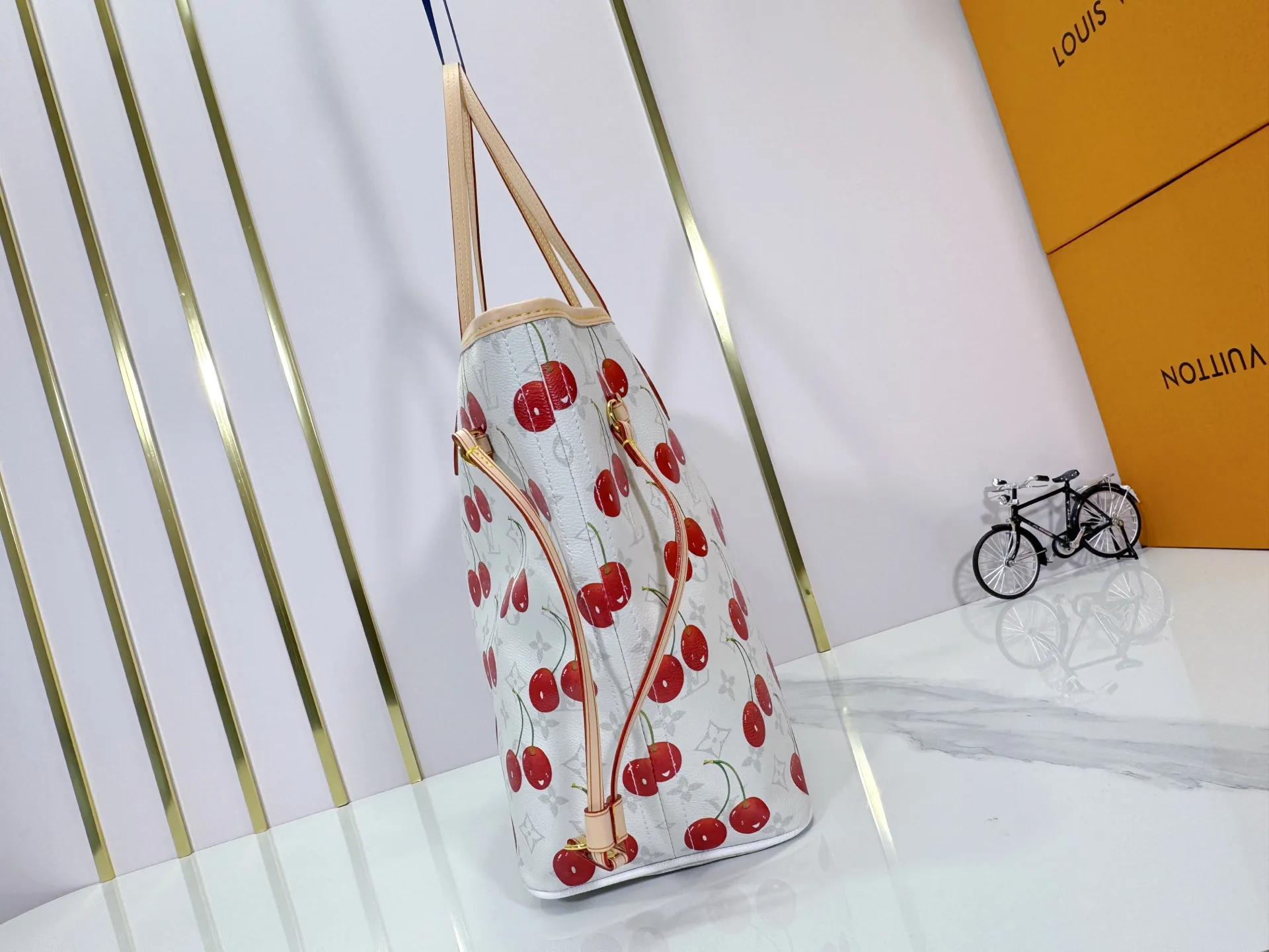 P260 Upgraded original M13758 M14210 M45686 M46649 M58907 M46329 M21579 M45685 M46676 M40995 This Neverfull medium handbag uses embossing and printing processes to depict the Monogram pattern on the cow leather. Tighten the side straps and the tote instantly transforms into an elegant urban handbag; the long handle makes it easy to carry over the shoulder or elbow. 31.0 x 28.0 x 14.0 cm (length x height x width)