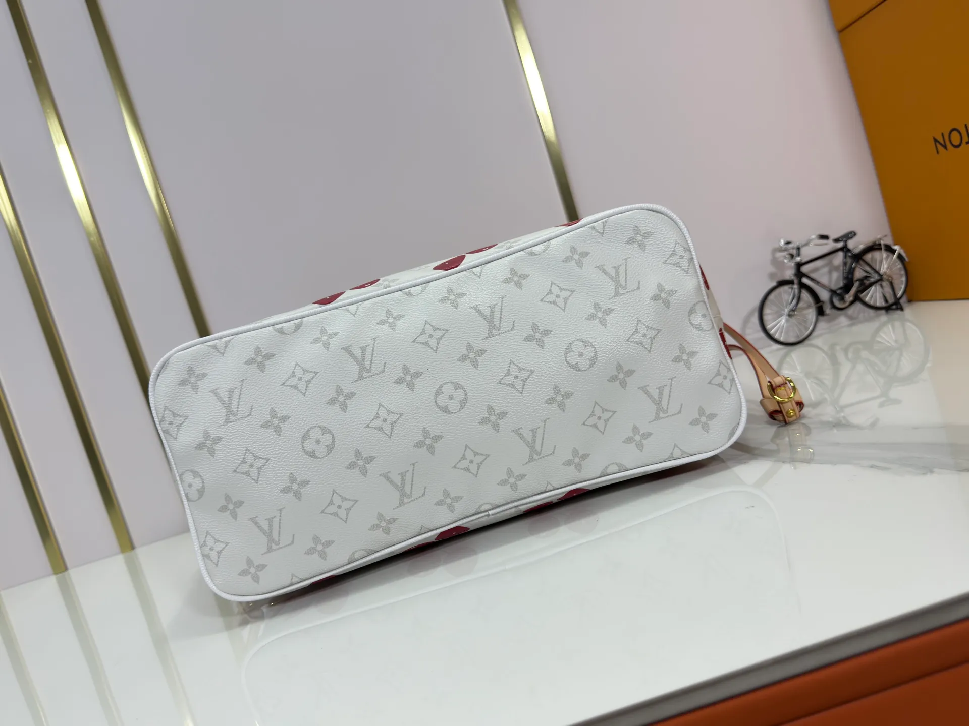 P260 Upgraded original M13758 M14210 M45686 M46649 M58907 M46329 M21579 M45685 M46676 M40995 This Neverfull medium handbag uses embossing and printing processes to depict the Monogram pattern on the cow leather. Tighten the side straps and the tote instantly transforms into an elegant urban handbag; the long handle makes it easy to carry over the shoulder or elbow. 31.0 x 28.0 x 14.0 cm (length x height x width)