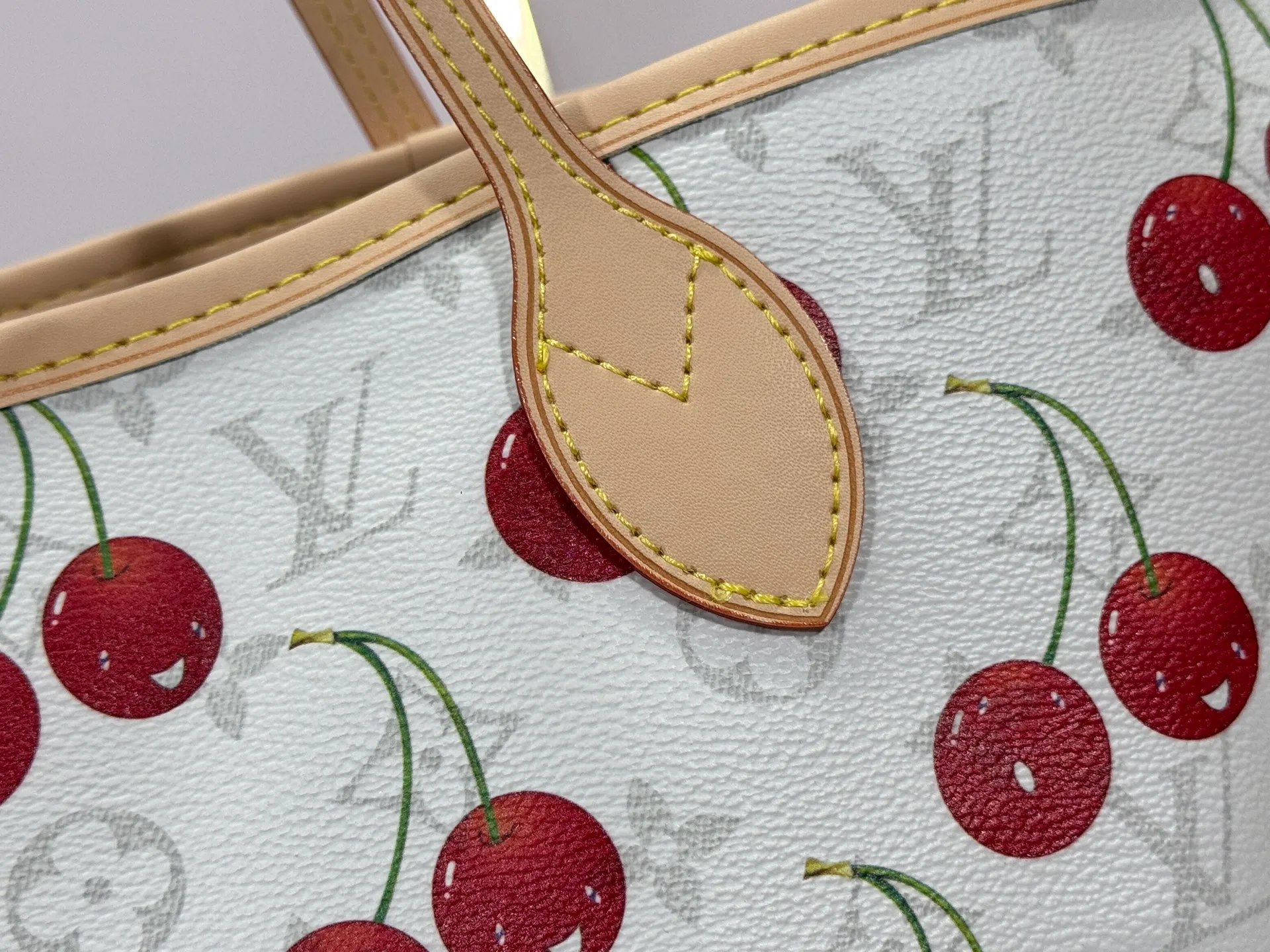 P260 Upgraded original M13758 M14210 M45686 M46649 M58907 M46329 M21579 M45685 M46676 M40995 This Neverfull medium handbag uses embossing and printing processes to depict the Monogram pattern on the cow leather. Tighten the side straps and the tote instantly transforms into an elegant urban handbag; the long handle makes it easy to carry over the shoulder or elbow. 31.0 x 28.0 x 14.0 cm (length x height x width)