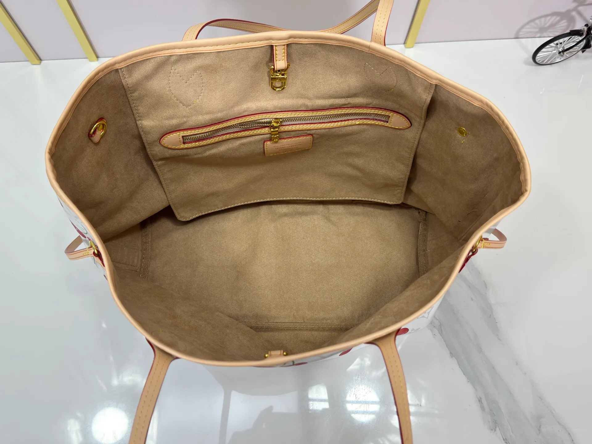 P260 Upgraded original M13758 M14210 M45686 M46649 M58907 M46329 M21579 M45685 M46676 M40995 This Neverfull medium handbag uses embossing and printing processes to depict the Monogram pattern on the cow leather. Tighten the side straps and the tote instantly transforms into an elegant urban handbag; the long handle makes it easy to carry over the shoulder or elbow. 31.0 x 28.0 x 14.0 cm (length x height x width)
