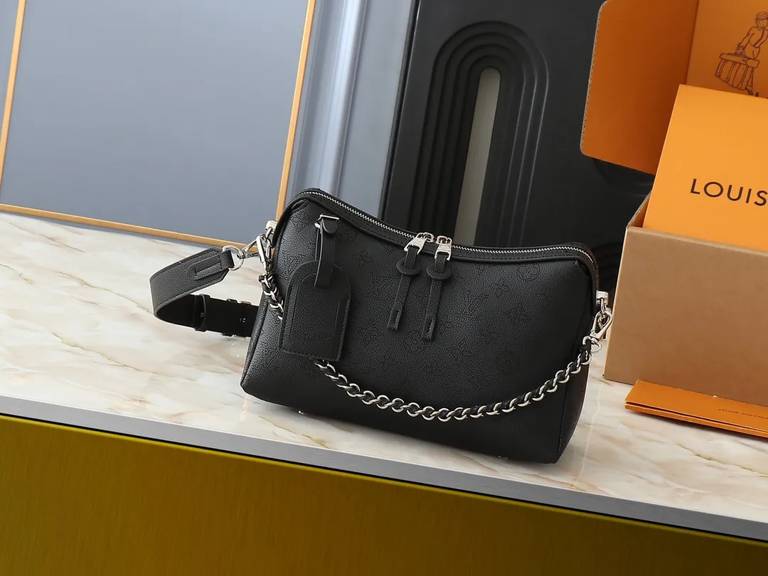 💰240💰Upgraded from the original M13157 M24255 M24114. This Hand It All small handbag uses cow leather to interpret the brand's Bloom elements, incorporates floral imagery into the perforated Monogram pattern, and upgrades the classic style with contrasting brand names. The inner patch pocket is convenient for storing mobile phones, and the woven chain allows for flexible switching between cross-body or shoulder wear. Dimensions: 29.0 x 18.0 x 13.0 cm (length x height x width)