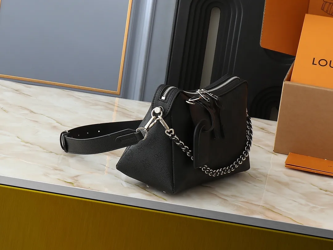 💰240💰Upgraded from the original M13157 M24255 M24114. This Hand It All small handbag uses cow leather to interpret the brand's Bloom elements, incorporates floral imagery into the perforated Monogram pattern, and upgrades the classic style with contrasting brand names. The inner patch pocket is convenient for storing mobile phones, and the woven chain allows for flexible switching between cross-body or shoulder wear. Dimensions: 29.0 x 18.0 x 13.0 cm (length x height x width)