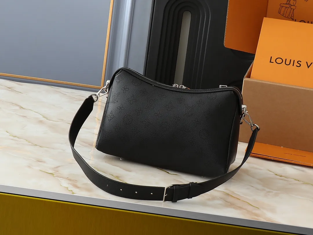 💰240💰Upgraded from the original M13157 M24255 M24114. This Hand It All small handbag uses cow leather to interpret the brand's Bloom elements, incorporates floral imagery into the perforated Monogram pattern, and upgrades the classic style with contrasting brand names. The inner patch pocket is convenient for storing mobile phones, and the woven chain allows for flexible switching between cross-body or shoulder wear. Dimensions: 29.0 x 18.0 x 13.0 cm (length x height x width)