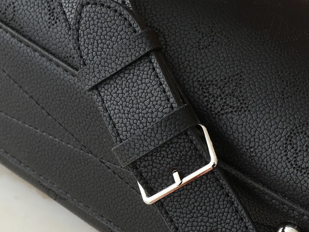 💰240💰Upgraded from the original M13157 M24255 M24114. This Hand It All small handbag uses cow leather to interpret the brand's Bloom elements, incorporates floral imagery into the perforated Monogram pattern, and upgrades the classic style with contrasting brand names. The inner patch pocket is convenient for storing mobile phones, and the woven chain allows for flexible switching between cross-body or shoulder wear. Dimensions: 29.0 x 18.0 x 13.0 cm (length x height x width)