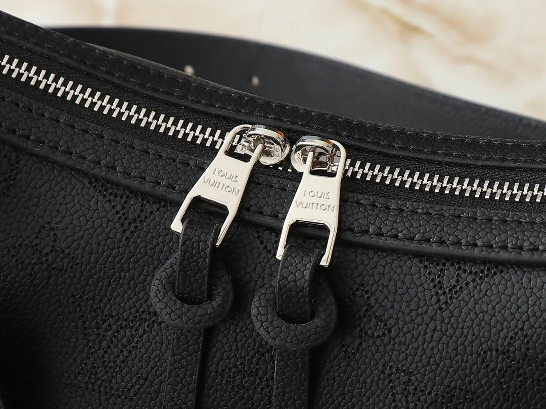 💰240💰Upgraded from the original M13157 M24255 M24114. This Hand It All small handbag uses cow leather to interpret the brand's Bloom elements, incorporates floral imagery into the perforated Monogram pattern, and upgrades the classic style with contrasting brand names. The inner patch pocket is convenient for storing mobile phones, and the woven chain allows for flexible switching between cross-body or shoulder wear. Dimensions: 29.0 x 18.0 x 13.0 cm (length x height x width)