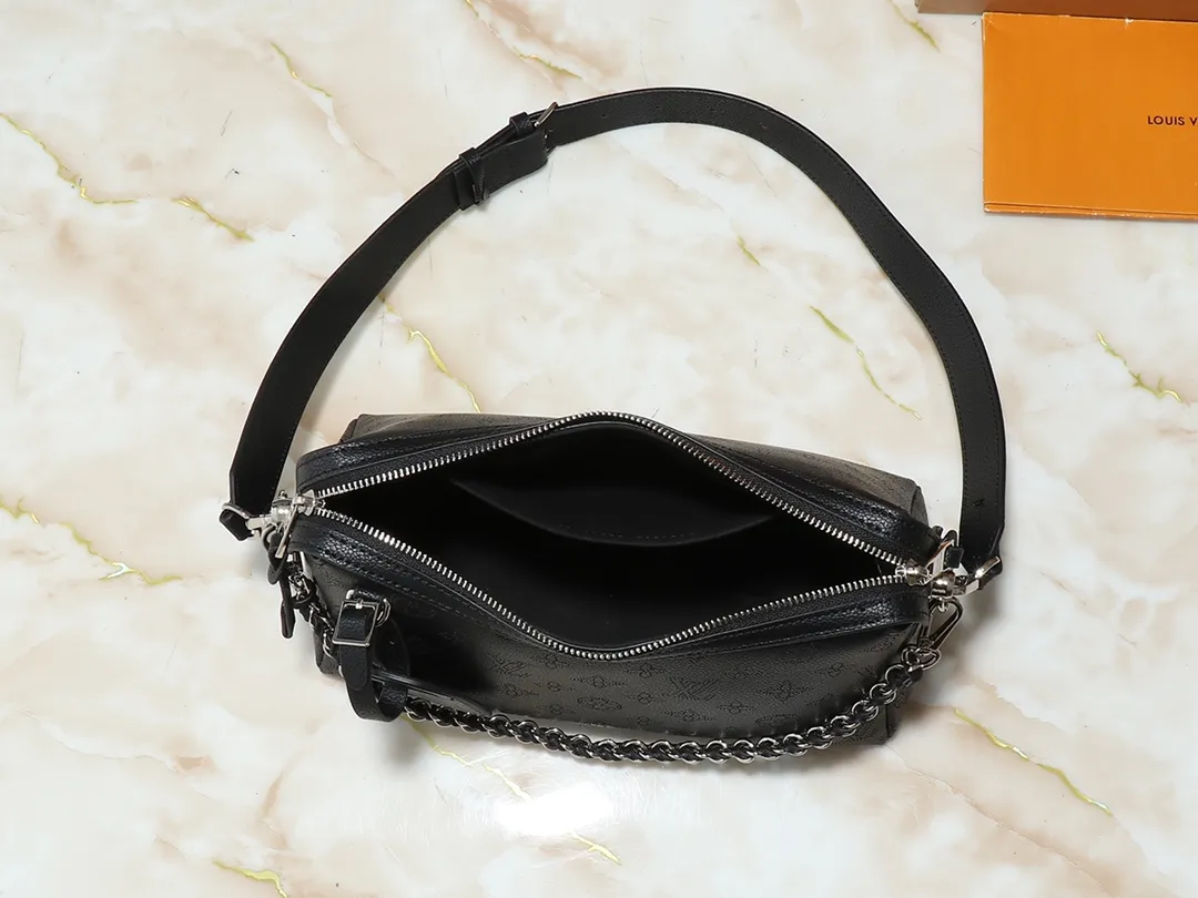 💰240💰Upgraded from the original M13157 M24255 M24114. This Hand It All small handbag uses cow leather to interpret the brand's Bloom elements, incorporates floral imagery into the perforated Monogram pattern, and upgrades the classic style with contrasting brand names. The inner patch pocket is convenient for storing mobile phones, and the woven chain allows for flexible switching between cross-body or shoulder wear. Dimensions: 29.0 x 18.0 x 13.0 cm (length x height x width)