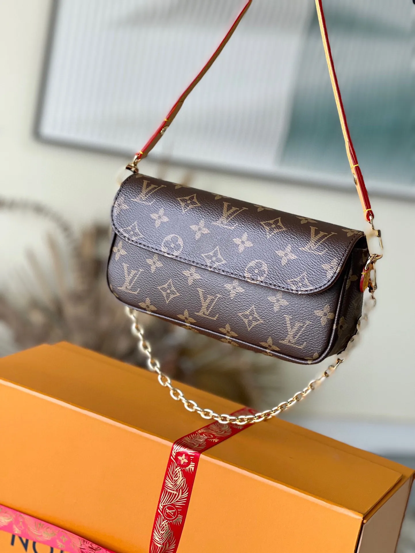💰680 (Steel Chain) Top Original M81911 Wallet On Chain Ivy handbag is made of Monogram canvas, inspired by the Sac Recoleta handbag of the 2000s. The card compartment and zippered inner pocket can accommodate daily needs, and the chain and adjustable leather shoulder strap are detachable, allowing for long and short shoulder and cross-body wear options.  Dimensions: 23.5 x 12 x 4.3 cm