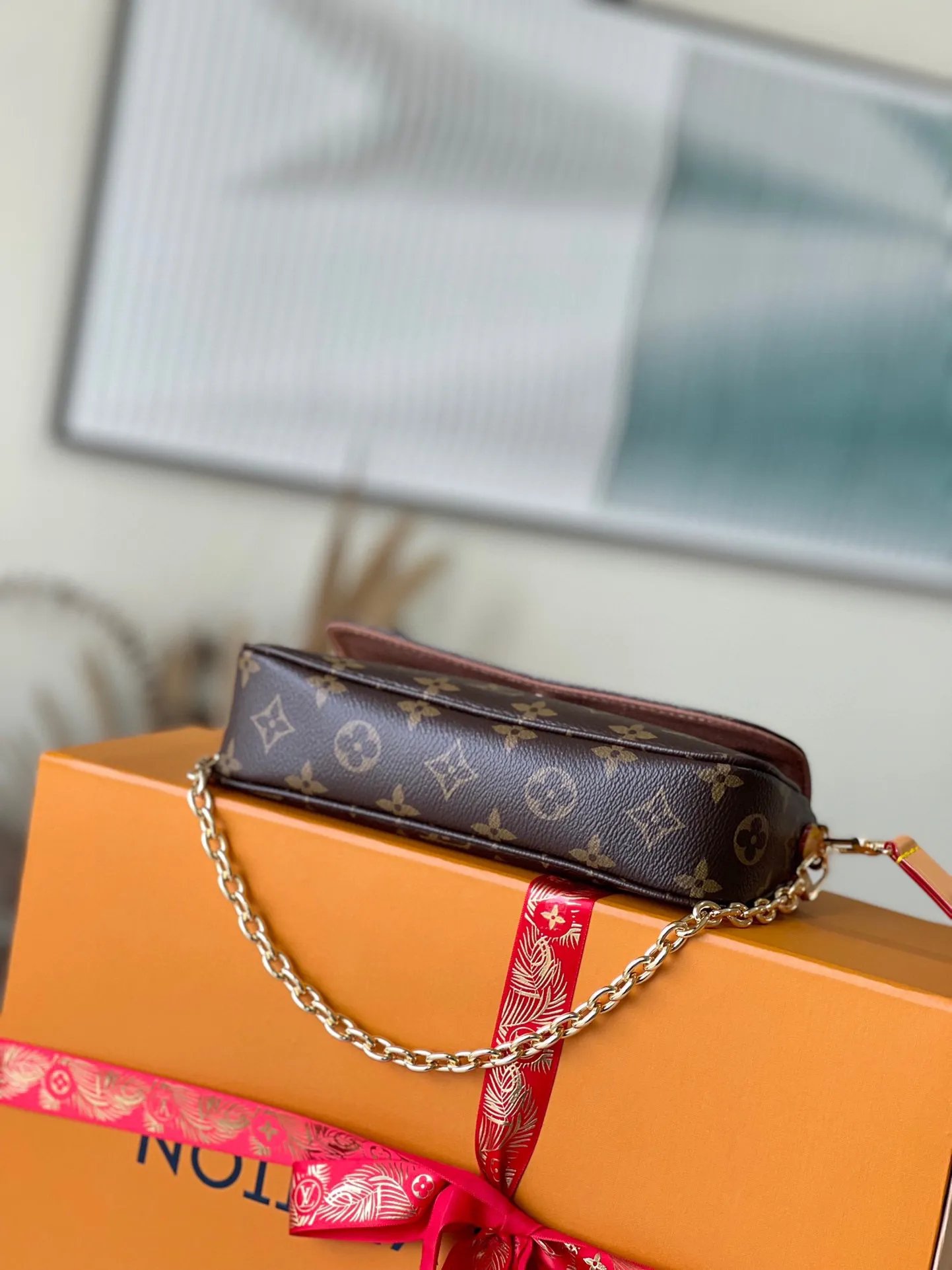 💰680 (Steel Chain) Top Original M81911 Wallet On Chain Ivy handbag is made of Monogram canvas, inspired by the Sac Recoleta handbag of the 2000s. The card compartment and zippered inner pocket can accommodate daily needs, and the chain and adjustable leather shoulder strap are detachable, allowing for long and short shoulder and cross-body wear options.  Dimensions: 23.5 x 12 x 4.3 cm