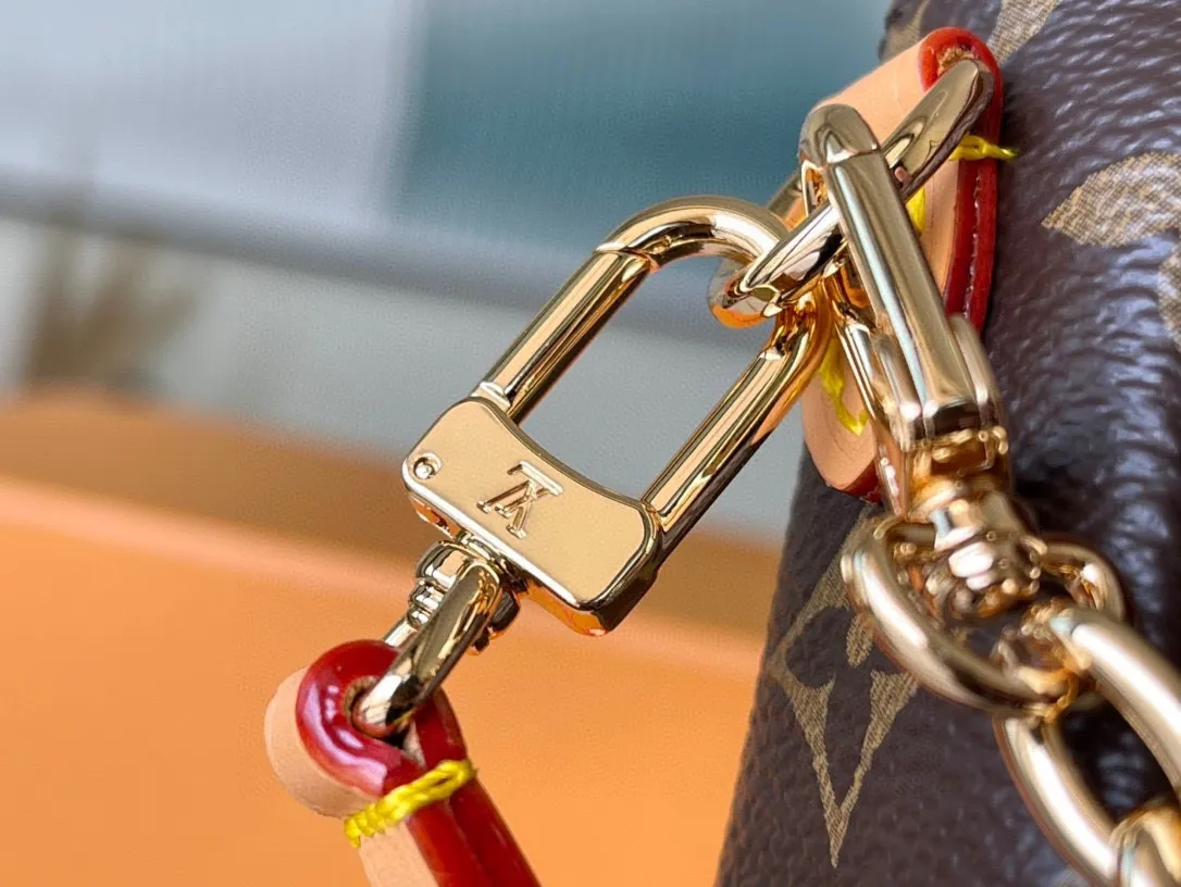 💰680 (Steel Chain) Top Original M81911 Wallet On Chain Ivy handbag is made of Monogram canvas, inspired by the Sac Recoleta handbag of the 2000s. The card compartment and zippered inner pocket can accommodate daily needs, and the chain and adjustable leather shoulder strap are detachable, allowing for long and short shoulder and cross-body wear options.  Dimensions: 23.5 x 12 x 4.3 cm