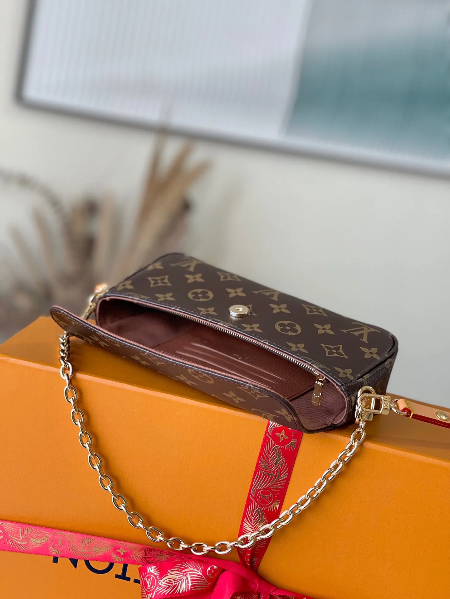 💰680 (Steel Chain) Top Original M81911 Wallet On Chain Ivy handbag is made of Monogram canvas, inspired by the Sac Recoleta handbag of the 2000s. The card compartment and zippered inner pocket can accommodate daily needs, and the chain and adjustable leather shoulder strap are detachable, allowing for long and short shoulder and cross-body wear options.  Dimensions: 23.5 x 12 x 4.3 cm