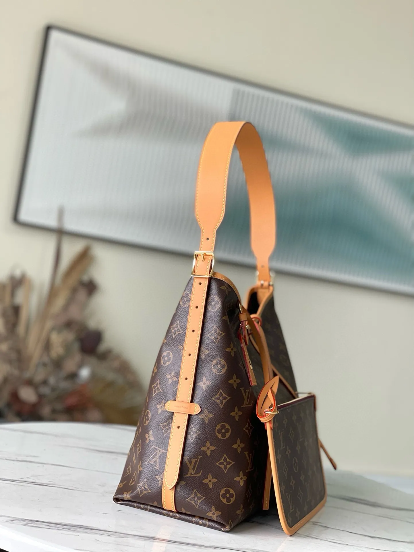 💰800 Top original order M46197 launches a new CarryAll medium handbag, with Monogram canvas and leather trimming to create a body-fitting design. There's a zipped pocket inside the ample space, and a detachable zipped clutch adds a functional element, with a buckle-adjustable handle. Dimensions: 39 x 30 x 15 cm