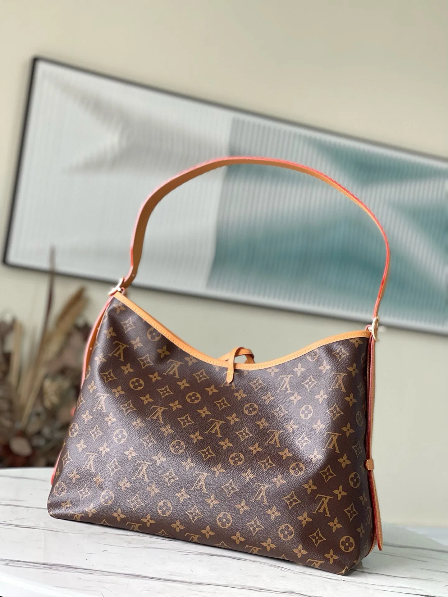 💰800 Top original order M46197 launches a new CarryAll medium handbag, with Monogram canvas and leather trimming to create a body-fitting design. There's a zipped pocket inside the ample space, and a detachable zipped clutch adds a functional element, with a buckle-adjustable handle. Dimensions: 39 x 30 x 15 cm