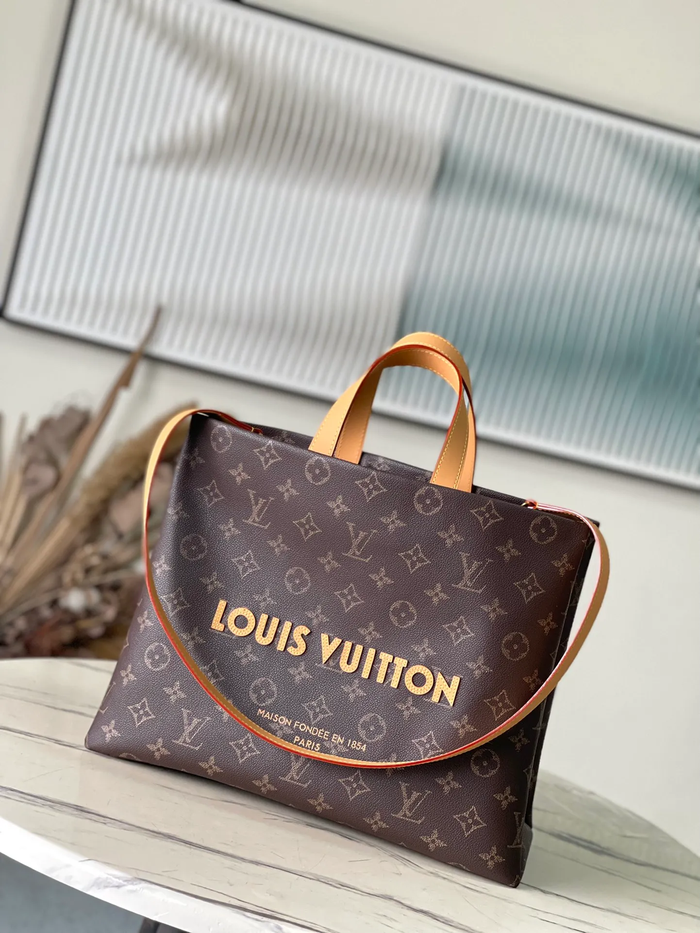 💰1100 Top Original Order M13928 As part of the LVPackaging series, the Shopper Tote handbag reinterprets the Louis Vuitton shopping bag into a large-capacity cow leather handbag with an ingenious design, aiming to sublimate daily items into luxury items. The Louis Vuitton logo is displayed on the body of the bag in contrasting colors, while the lining is designed in the same tone. The top handle makes it easy to carry, while the detachable shoulder strap provides flexible shoulder carrying options. Dimensions: 40 × 32 × 16 cm