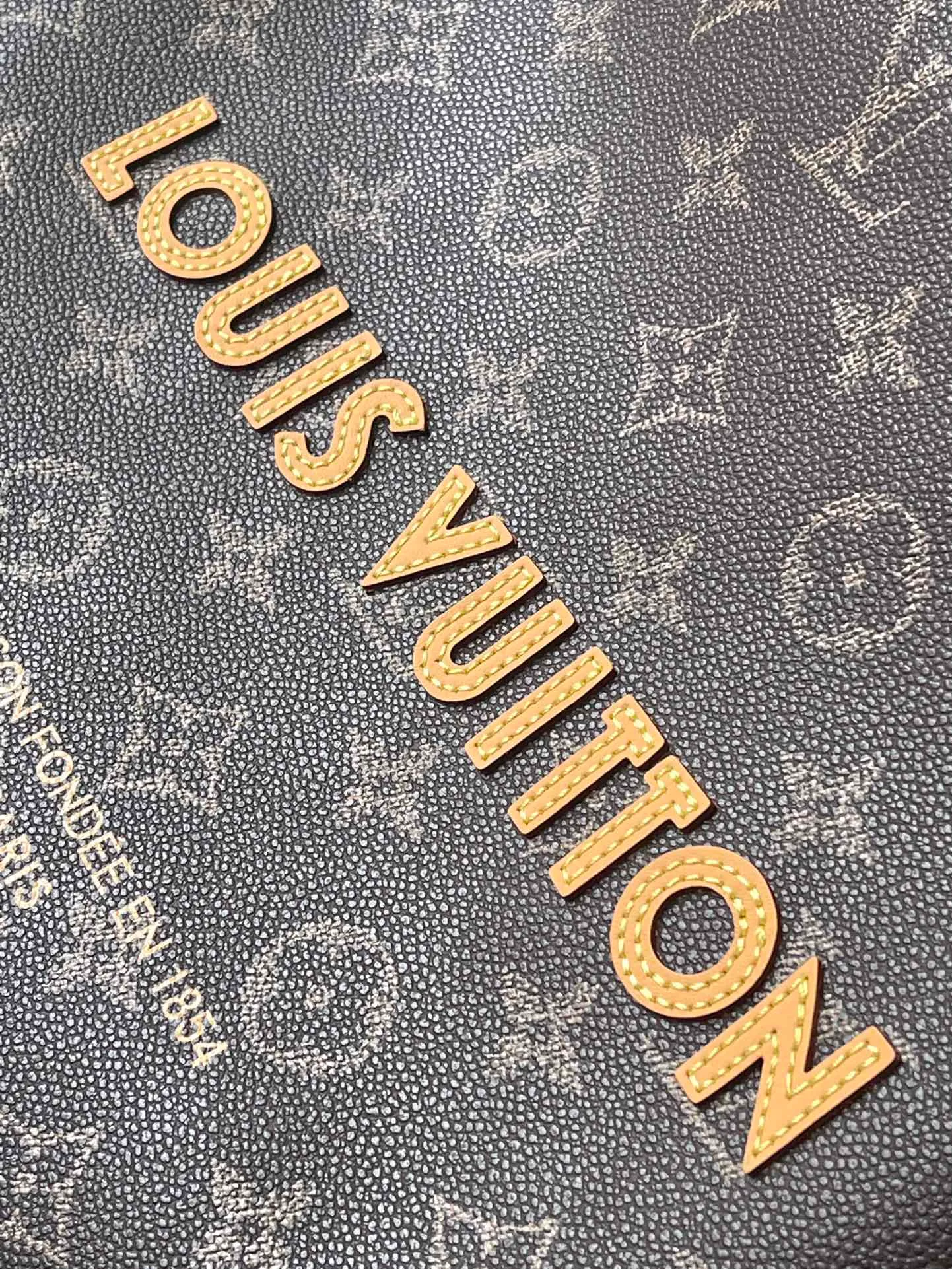 💰1100 Top Original Order M13928 As part of the LVPackaging series, the Shopper Tote handbag reinterprets the Louis Vuitton shopping bag into a large-capacity cow leather handbag with an ingenious design, aiming to sublimate daily items into luxury items. The Louis Vuitton logo is displayed on the body of the bag in contrasting colors, while the lining is designed in the same tone. The top handle makes it easy to carry, while the detachable shoulder strap provides flexible shoulder carrying options. Dimensions: 40 × 32 × 16 cm