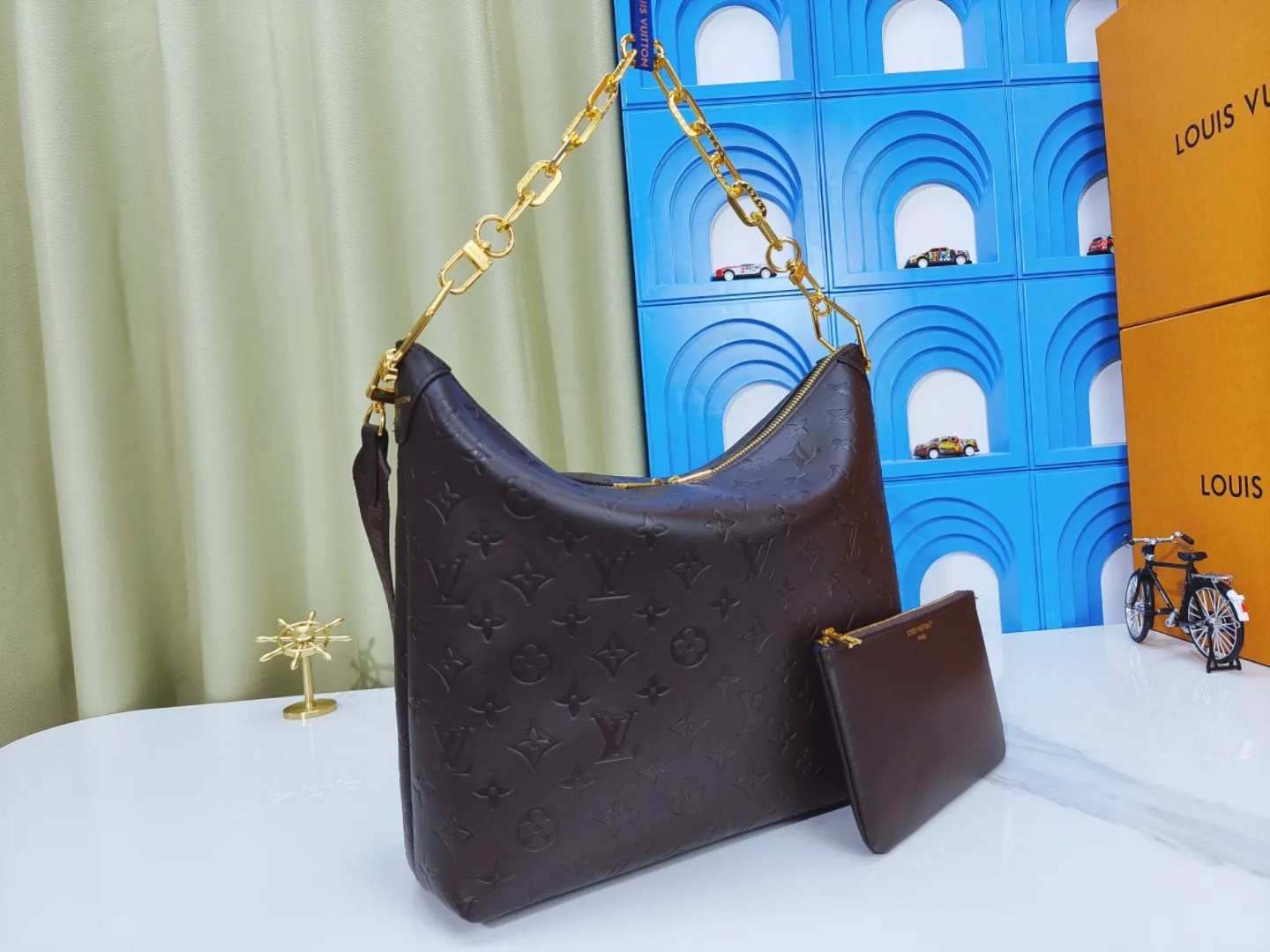 P260💰M12068 black M12072 brown M12071 apricot Louis Vuitton Lv Carryall new commuter bag is beautiful and practical. It can be worn as a crossbody or on one shoulder. The open zipper is very convenient for taking in and out of tablet computers. The design is smaller than Neverfull and has a linked shoulder strap. It is more playful than Graceful and has a complete upper body. It is the Lv family’s commuter bag with good looks.