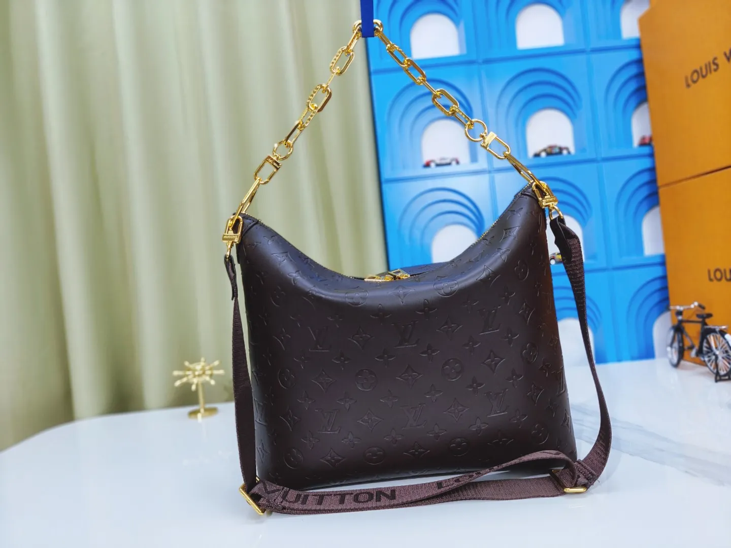 P260💰M12068 black M12072 brown M12071 apricot Louis Vuitton Lv Carryall new commuter bag is beautiful and practical. It can be worn as a crossbody or on one shoulder. The open zipper is very convenient for taking in and out of tablet computers. The design is smaller than Neverfull and has a linked shoulder strap. It is more playful than Graceful and has a complete upper body. It is the Lv family’s commuter bag with good looks.