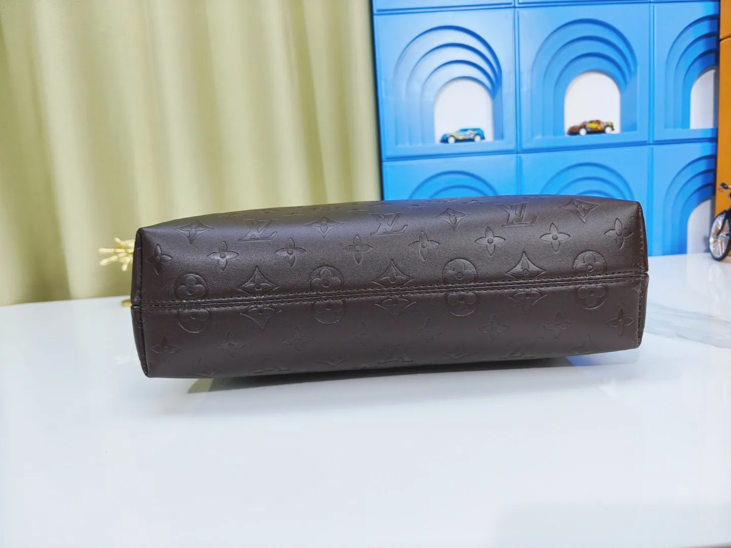 P260💰M12068 black M12072 brown M12071 apricot Louis Vuitton Lv Carryall new commuter bag is beautiful and practical. It can be worn as a crossbody or on one shoulder. The open zipper is very convenient for taking in and out of tablet computers. The design is smaller than Neverfull and has a linked shoulder strap. It is more playful than Graceful and has a complete upper body. It is the Lv family’s commuter bag with good looks.