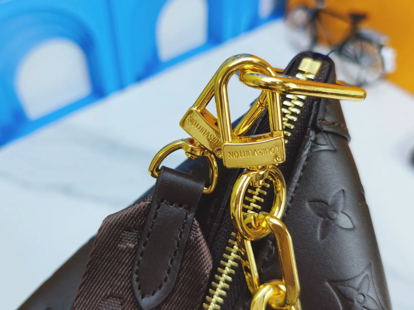 P260💰M12068 black M12072 brown M12071 apricot Louis Vuitton Lv Carryall new commuter bag is beautiful and practical. It can be worn as a crossbody or on one shoulder. The open zipper is very convenient for taking in and out of tablet computers. The design is smaller than Neverfull and has a linked shoulder strap. It is more playful than Graceful and has a complete upper body. It is the Lv family’s commuter bag with good looks.