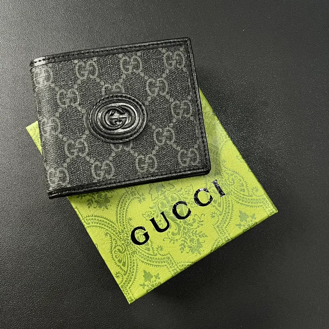 💰 120 💎Upgraded from the original version 🇮🇹 This simple and slim wallet is made of black gg supreme canvas material, decorated with tonal leather piping and interlocking double G logo, highlighting the charm of classic design. Black ggsupreme canvas, environmentally friendly material. Black leather trim. Viscose lining. Oval interlocking G leather plaque. Eight card compartments, two bill compartments. Size: 11*9cm. Model: 671652.