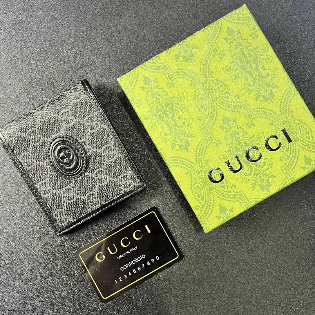 💰 120 💎Upgraded from the original version 🇮🇹 This simple and slim wallet is made of black gg supreme canvas material, decorated with tonal leather piping and interlocking double G logo, highlighting the charm of classic design. Black ggsupreme canvas, environmentally friendly material. Black leather trim. Viscose lining. Oval interlocking G leather plaque. Eight card compartments, two bill compartments. Size: 11*9cm. Model: 671652.
