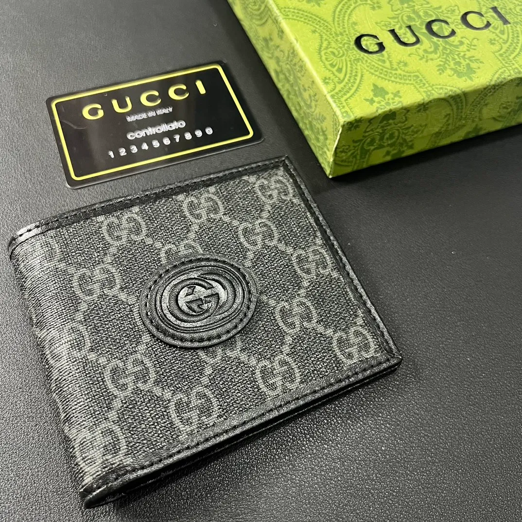 💰 120 💎Upgraded from the original version 🇮🇹 This simple and slim wallet is made of black gg supreme canvas material, decorated with tonal leather piping and interlocking double G logo, highlighting the charm of classic design. Black ggsupreme canvas, environmentally friendly material. Black leather trim. Viscose lining. Oval interlocking G leather plaque. Eight card compartments, two bill compartments. Size: 11*9cm. Model: 671652.