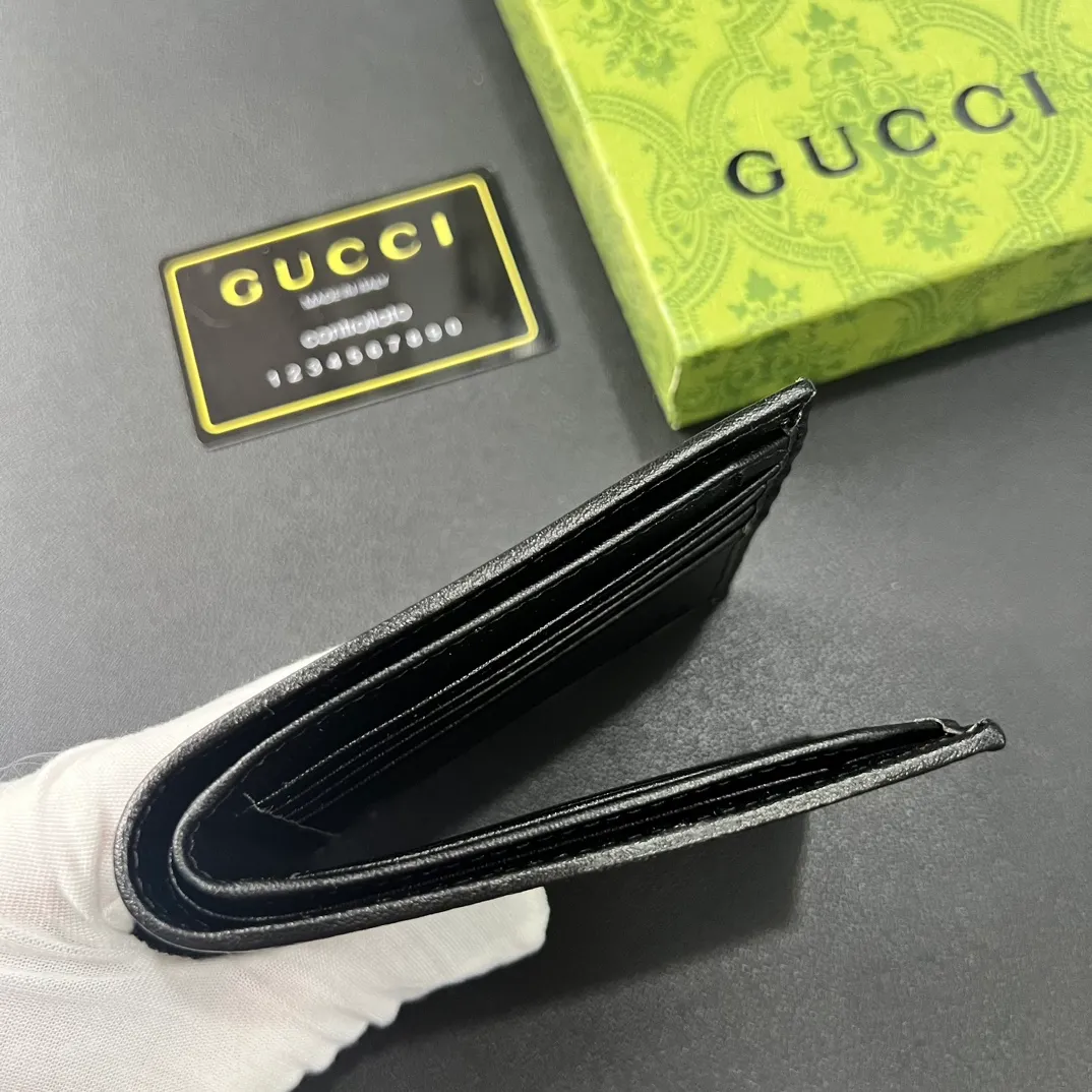 💰 120 💎Upgraded from the original version 🇮🇹 This simple and slim wallet is made of black gg supreme canvas material, decorated with tonal leather piping and interlocking double G logo, highlighting the charm of classic design. Black ggsupreme canvas, environmentally friendly material. Black leather trim. Viscose lining. Oval interlocking G leather plaque. Eight card compartments, two bill compartments. Size: 11*9cm. Model: 671652.
