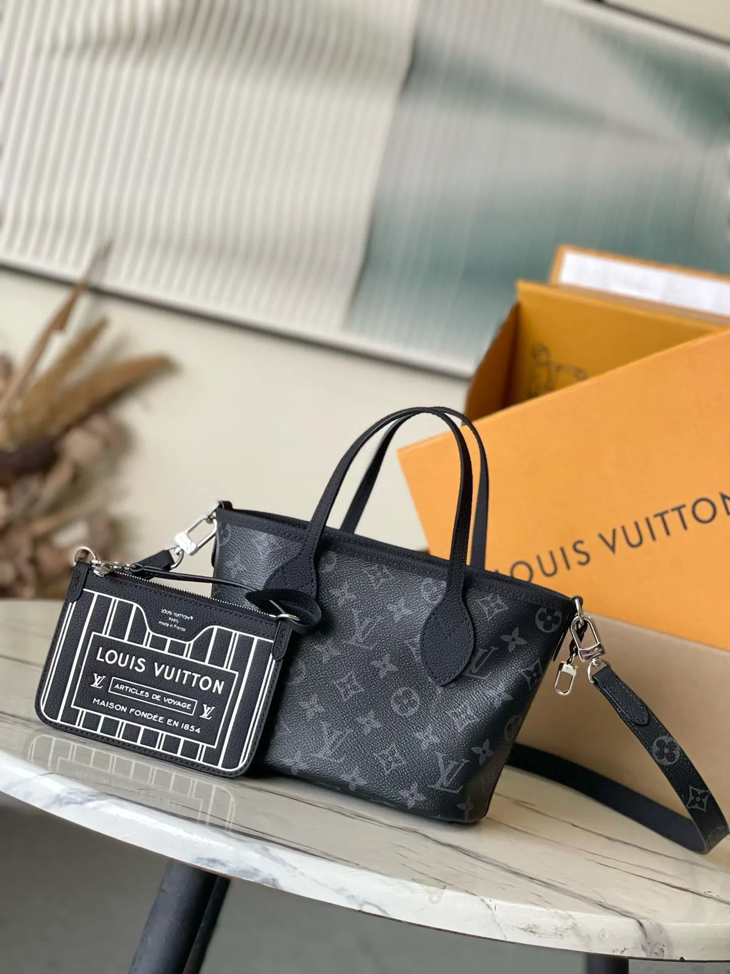 💰900 (top-grain leather) Top-quality original M15210 Neverfull Bandouliere Inside Out BB handbag is a double-sided version of the classic design this season, with the front and back decorated with iconic Monogram canvas and grained leather. The removable zipper bag can be used alone or hung externally. The detachable shoulder strap makes it easy to wear cross-body, and the dazzling metal hardware adds a sophisticated detail. Dimensions: 24 × 14 × 9 cm