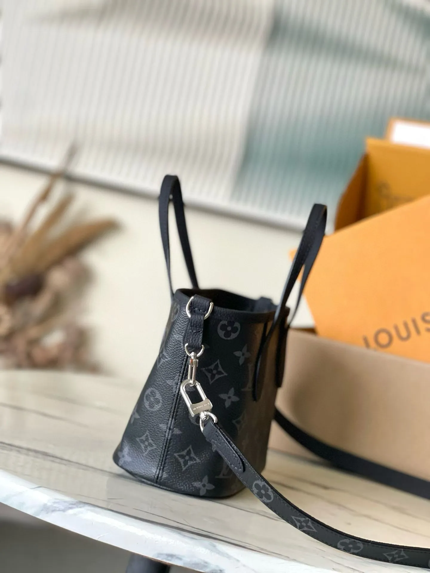 💰900 (top-grain leather) Top-quality original M15210 Neverfull Bandouliere Inside Out BB handbag is a double-sided version of the classic design this season, with the front and back decorated with iconic Monogram canvas and grained leather. The removable zipper bag can be used alone or hung externally. The detachable shoulder strap makes it easy to wear cross-body, and the dazzling metal hardware adds a sophisticated detail. Dimensions: 24 × 14 × 9 cm