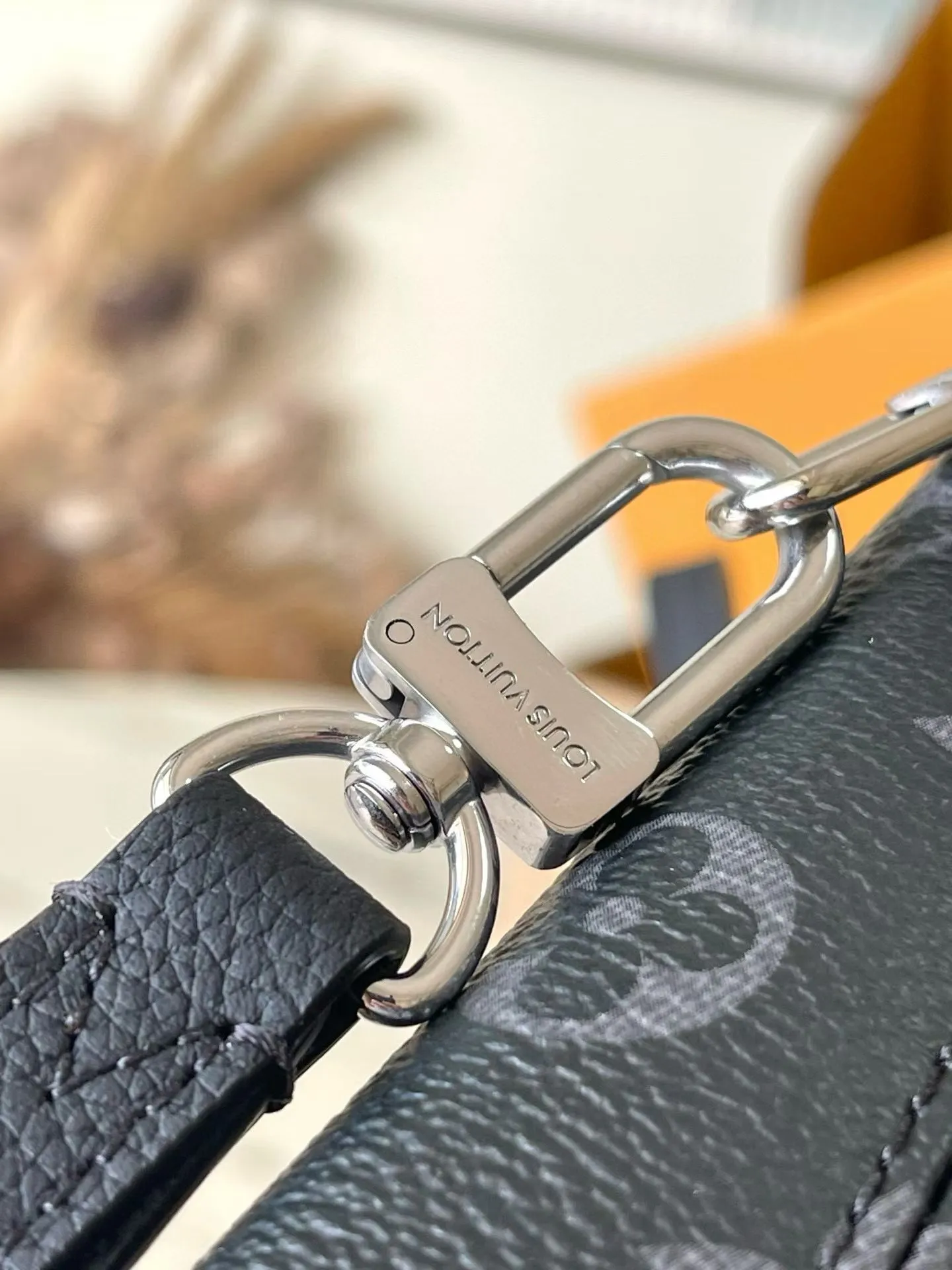 💰900 (top-grain leather) Top-quality original M15210 Neverfull Bandouliere Inside Out BB handbag is a double-sided version of the classic design this season, with the front and back decorated with iconic Monogram canvas and grained leather. The removable zipper bag can be used alone or hung externally. The detachable shoulder strap makes it easy to wear cross-body, and the dazzling metal hardware adds a sophisticated detail. Dimensions: 24 × 14 × 9 cm