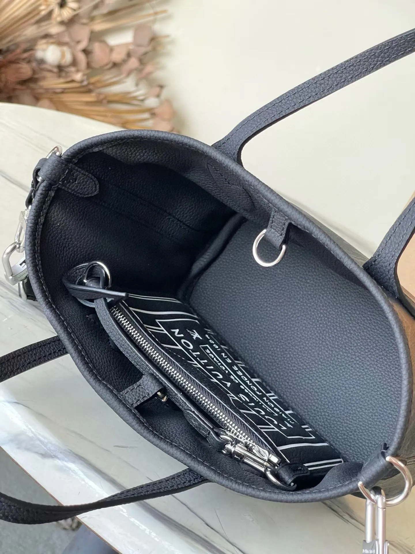 💰900 (top-grain leather) Top-quality original M15210 Neverfull Bandouliere Inside Out BB handbag is a double-sided version of the classic design this season, with the front and back decorated with iconic Monogram canvas and grained leather. The removable zipper bag can be used alone or hung externally. The detachable shoulder strap makes it easy to wear cross-body, and the dazzling metal hardware adds a sophisticated detail. Dimensions: 24 × 14 × 9 cm