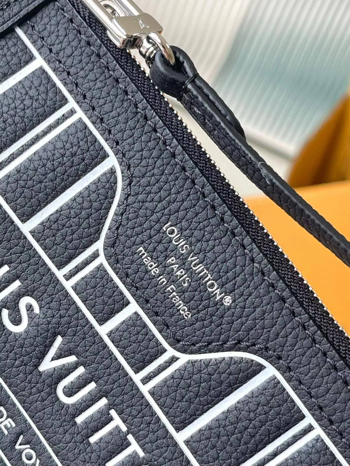💰900 (top-grain leather) Top-quality original M15210 Neverfull Bandouliere Inside Out BB handbag is a double-sided version of the classic design this season, with the front and back decorated with iconic Monogram canvas and grained leather. The removable zipper bag can be used alone or hung externally. The detachable shoulder strap makes it easy to wear cross-body, and the dazzling metal hardware adds a sophisticated detail. Dimensions: 24 × 14 × 9 cm