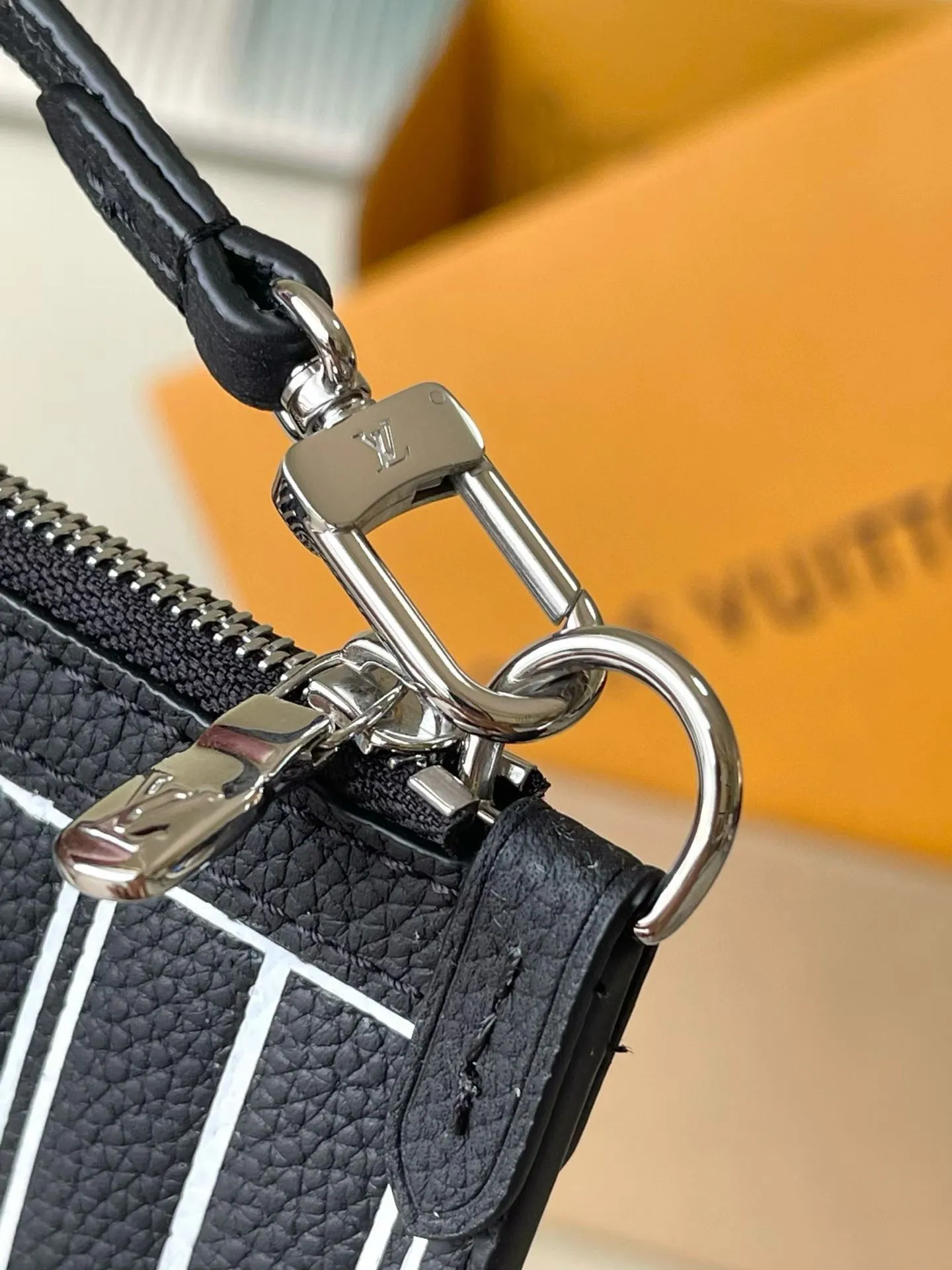 💰900 (top-grain leather) Top-quality original M15210 Neverfull Bandouliere Inside Out BB handbag is a double-sided version of the classic design this season, with the front and back decorated with iconic Monogram canvas and grained leather. The removable zipper bag can be used alone or hung externally. The detachable shoulder strap makes it easy to wear cross-body, and the dazzling metal hardware adds a sophisticated detail. Dimensions: 24 × 14 × 9 cm