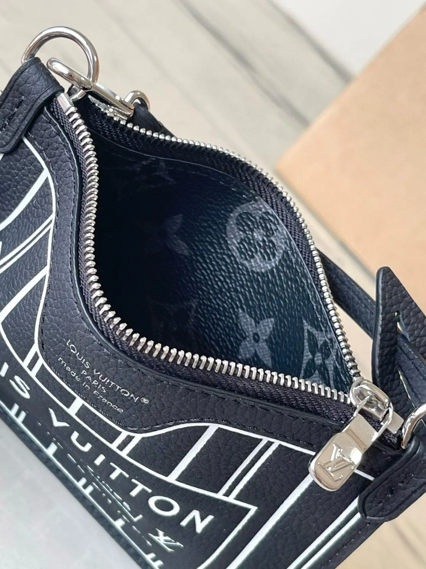 💰900 (top-grain leather) Top-quality original M15210 Neverfull Bandouliere Inside Out BB handbag is a double-sided version of the classic design this season, with the front and back decorated with iconic Monogram canvas and grained leather. The removable zipper bag can be used alone or hung externally. The detachable shoulder strap makes it easy to wear cross-body, and the dazzling metal hardware adds a sophisticated detail. Dimensions: 24 × 14 × 9 cm
