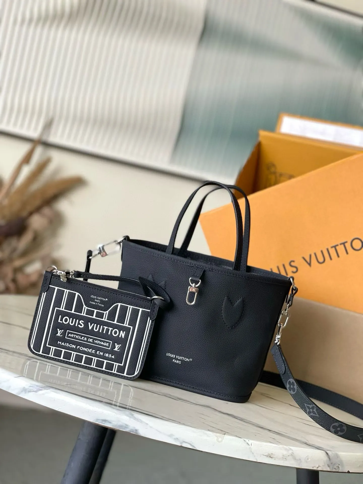 💰900 (top-grain leather) Top-quality original M15210 Neverfull Bandouliere Inside Out BB handbag is a double-sided version of the classic design this season, with the front and back decorated with iconic Monogram canvas and grained leather. The removable zipper bag can be used alone or hung externally. The detachable shoulder strap makes it easy to wear cross-body, and the dazzling metal hardware adds a sophisticated detail. Dimensions: 24 × 14 × 9 cm